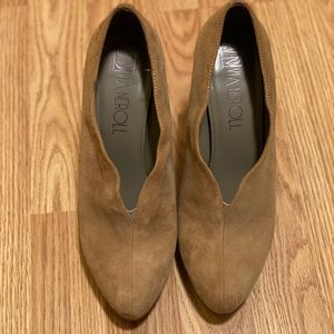 Super cute suede-like heels.